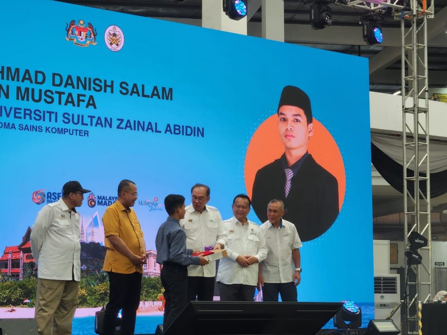 全：已签发／首相拿督斯里安华呼吁各州政府与联邦政府保持良好合作关系，以顺利推动各项发展计划