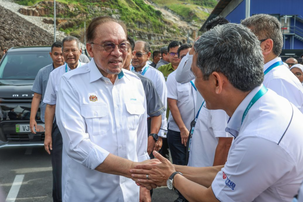 首相拿督斯里安华表示,于今日在登嘉楼州启动的“混合水电浮动太阳能(HHFS)项目与绿色氢能枢纽”,有望吸引区域及国际投资者