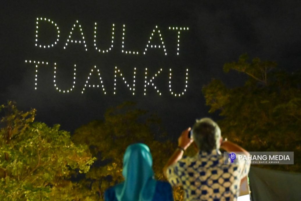 全：彭亨苏丹阿都拉与彭亨苏丹后东姑阿兹莎阿米娜，以同色系的蓝色“情侣装”，亲临出席关丹188嘉年华，并观赏无人机表演