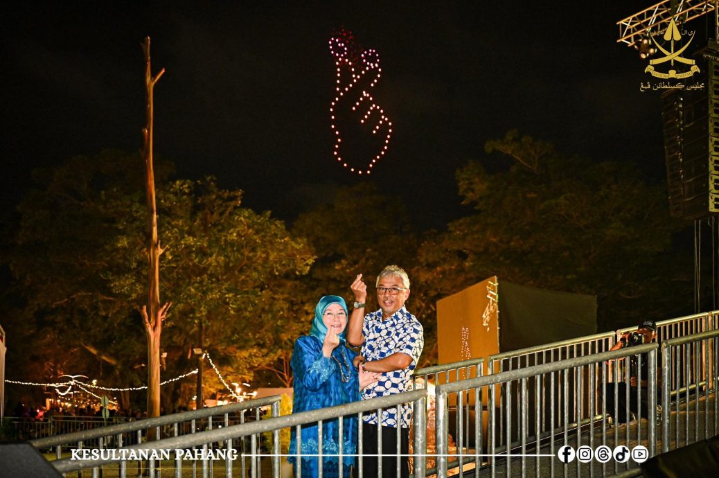 全：彭亨苏丹阿都拉与彭亨苏丹后东姑阿兹莎阿米娜，以同色系的蓝色“情侣装”，亲临出席关丹188嘉年华，并观赏无人机表演