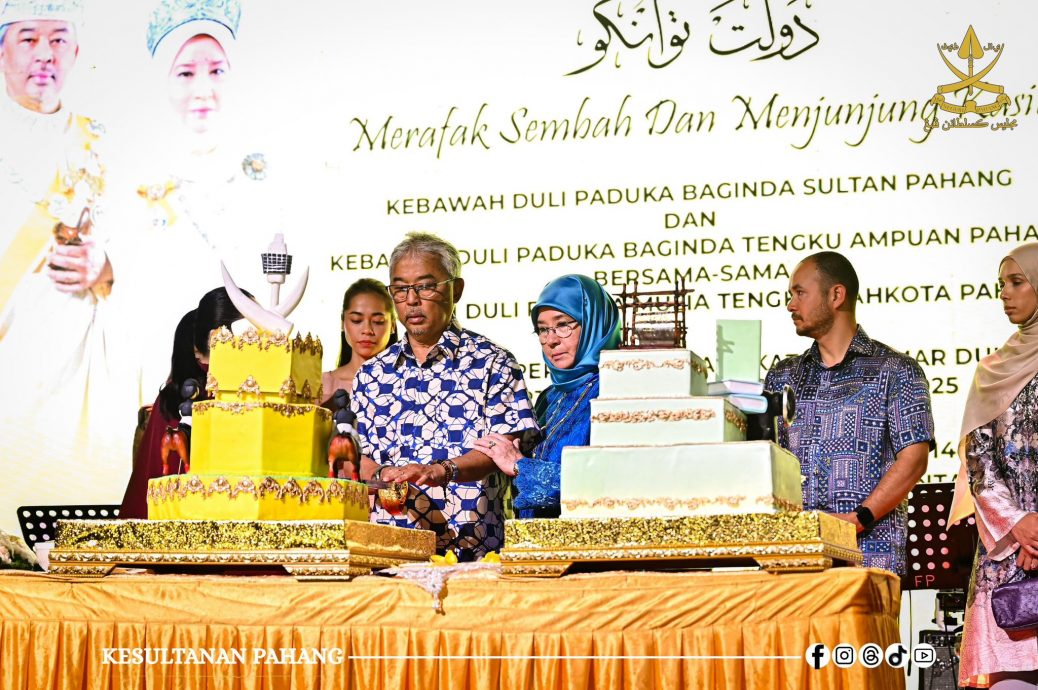 全：彭亨苏丹阿都拉与彭亨苏丹后东姑阿兹莎阿米娜，以同色系的蓝色“情侣装”，亲临出席关丹188嘉年华，并观赏无人机表演