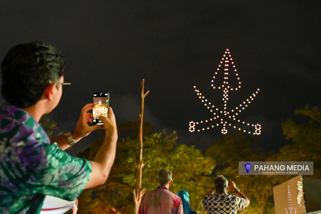 全：彭亨苏丹阿都拉与彭亨苏丹后东姑阿兹莎阿米娜，以同色系的蓝色“情侣装”，亲临出席关丹188嘉年华，并观赏无人机表演