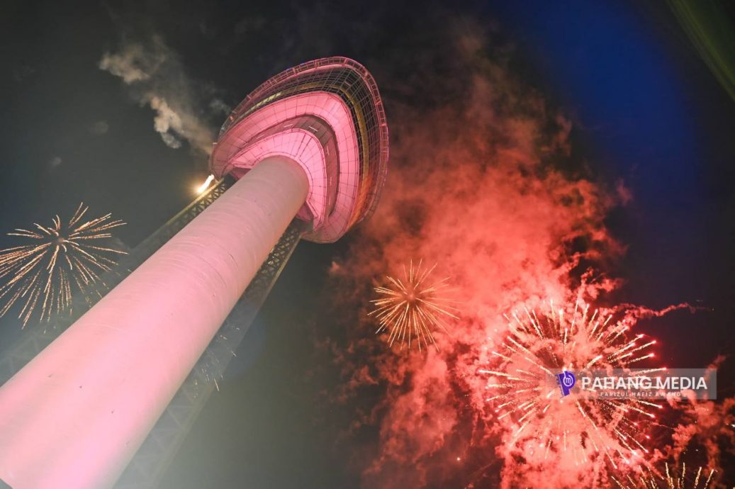 全：彭亨苏丹阿都拉与彭亨苏丹后东姑阿兹莎阿米娜，以同色系的蓝色“情侣装”，亲临出席关丹188嘉年华，并观赏无人机表演