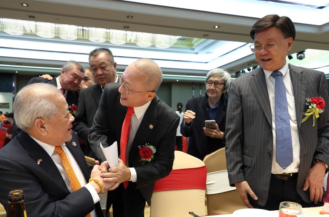 全：（未签发)吴明璋宣布竞选华总会长，获得前会长方天兴及现会长吴添泉，政党代表的祝福