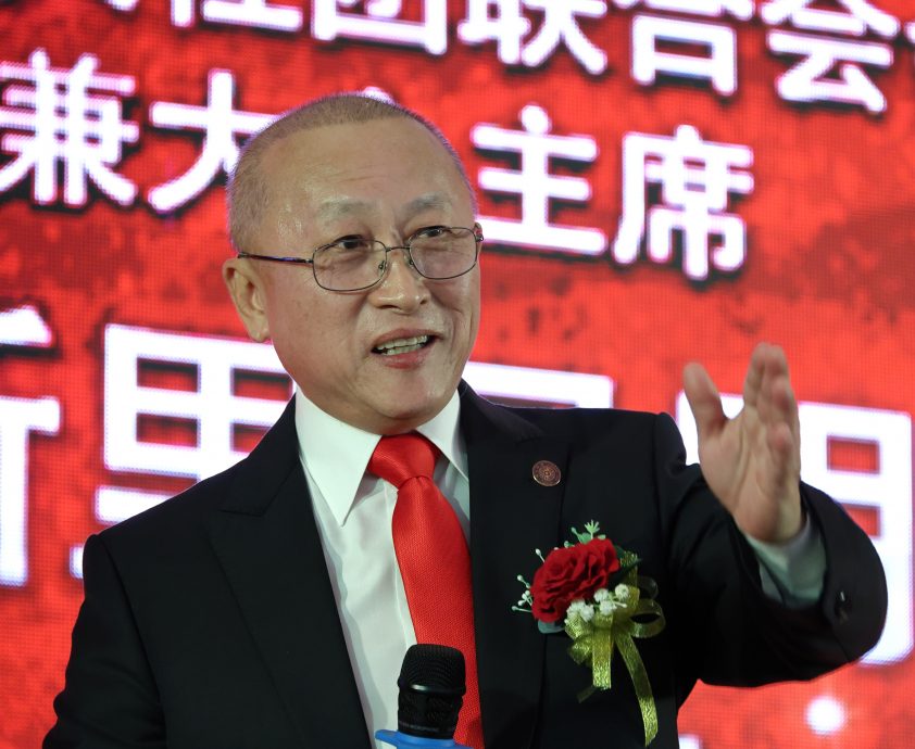 全：（未签发)吴明璋宣布竞选华总会长，获得前会长方天兴及现会长吴添泉，政党代表的祝福