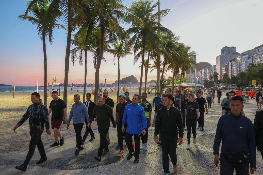 公务再忙也要动一动 安华清晨现身巴西海滩跑步