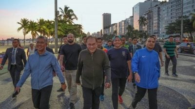视频| 公务再忙也要动一动 安华清晨现身巴西海滩跑步