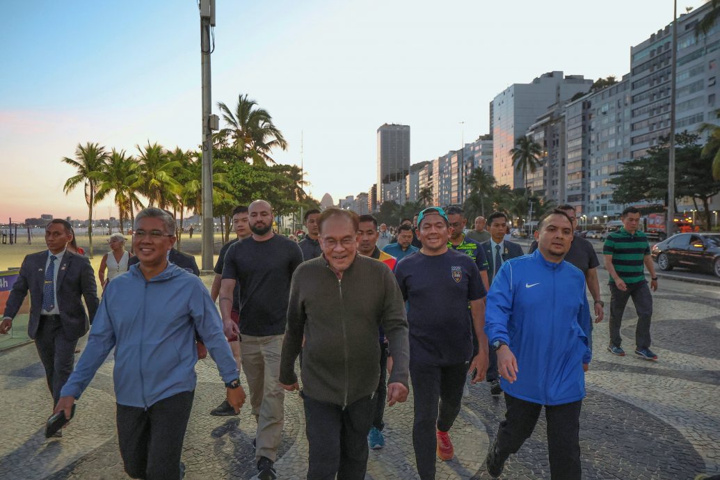 公务再忙也要动一动 安华清晨现身巴西海滩跑步