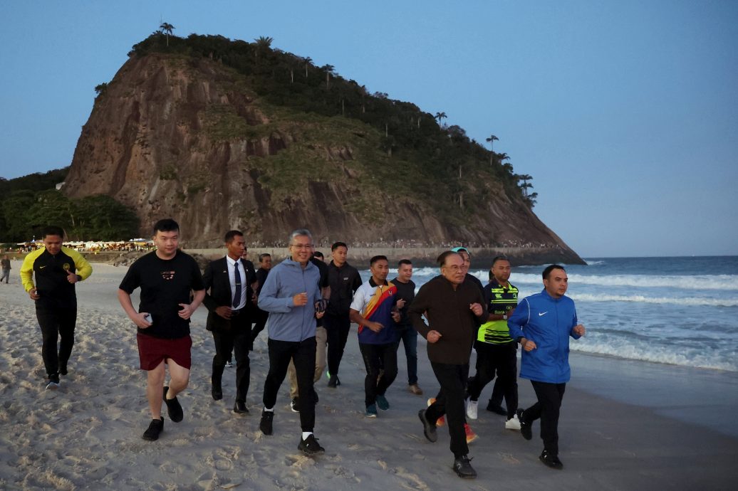 公务再忙也要动一动 安华清晨现身巴西海滩跑步