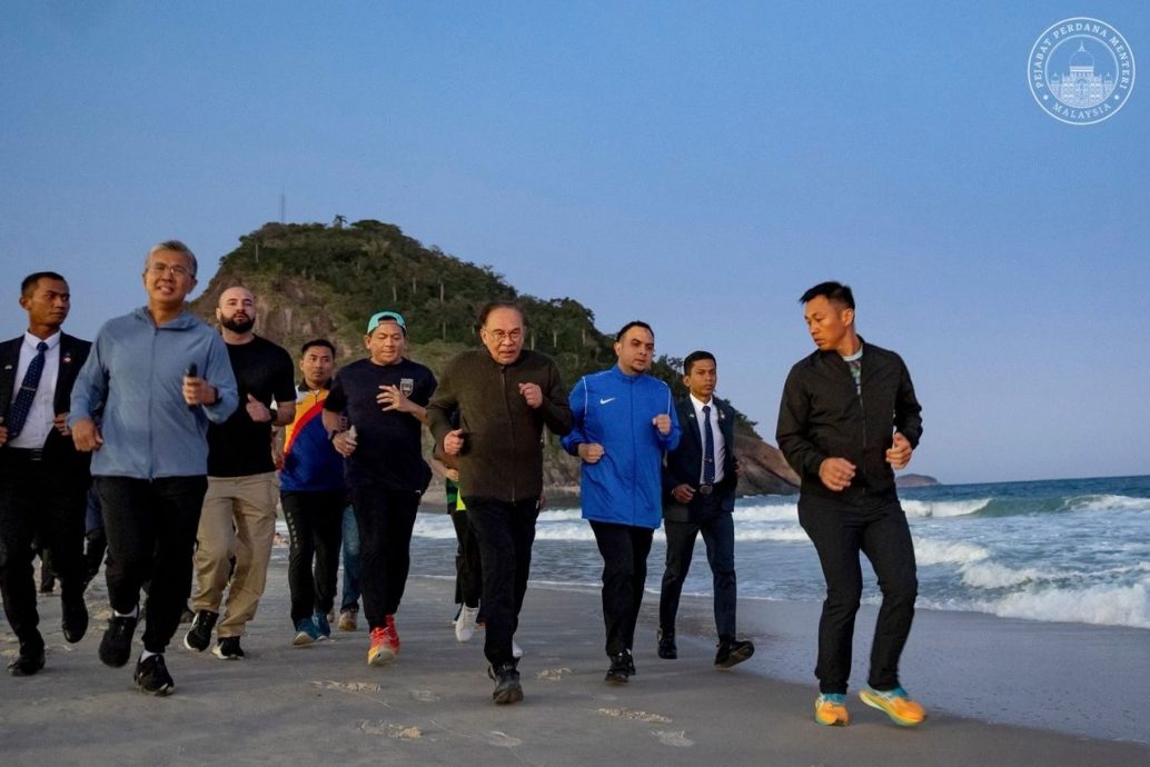 公务再忙也要动一动 安华清晨现身巴西海滩跑步