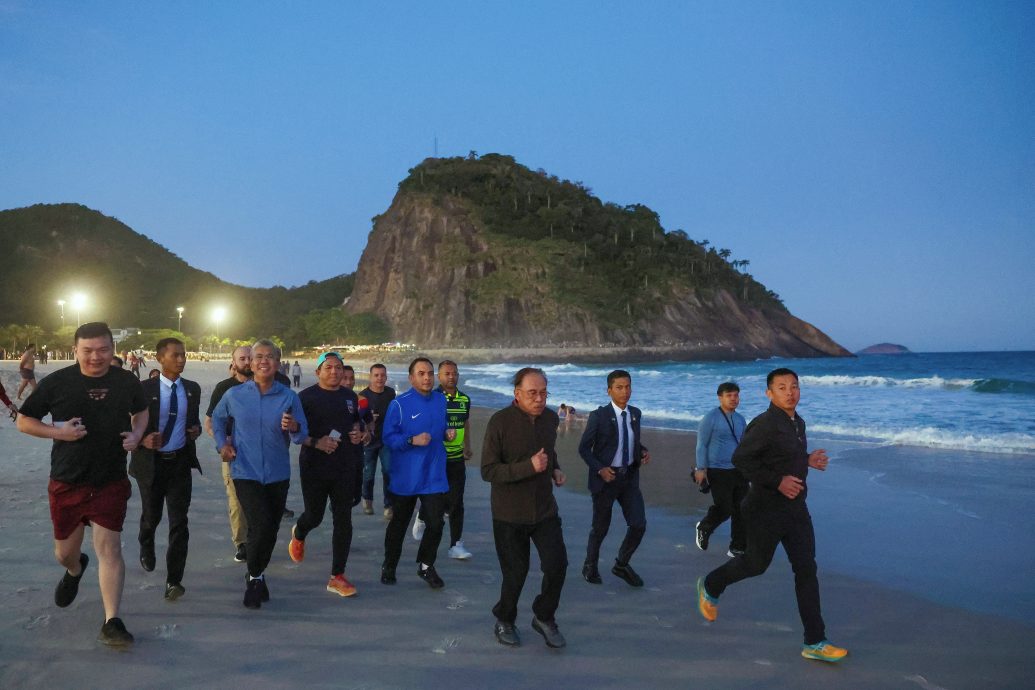 公务再忙也要动一动 安华清晨现身巴西海滩跑步