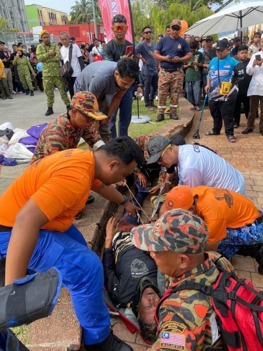 关丹188塔极限跳伞意外,1人受伤2人获救。