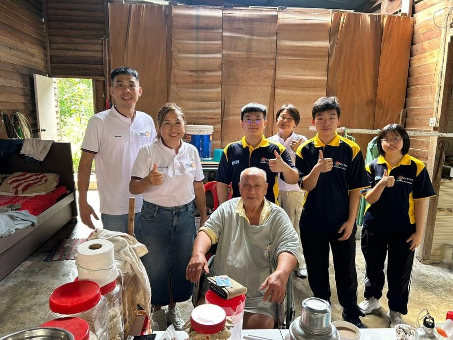 关丹华扬扶轮社助甘孟独居老人修缮屋顶。