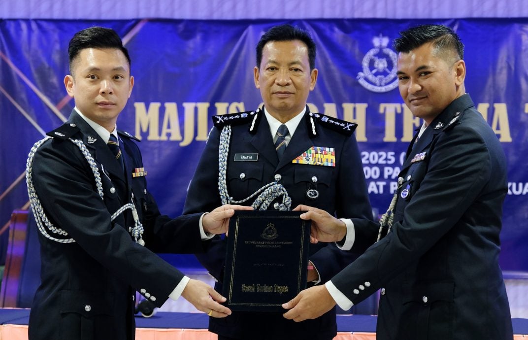 关丹警区主任移交职权，由副主任莫哈末阿德里暂代。