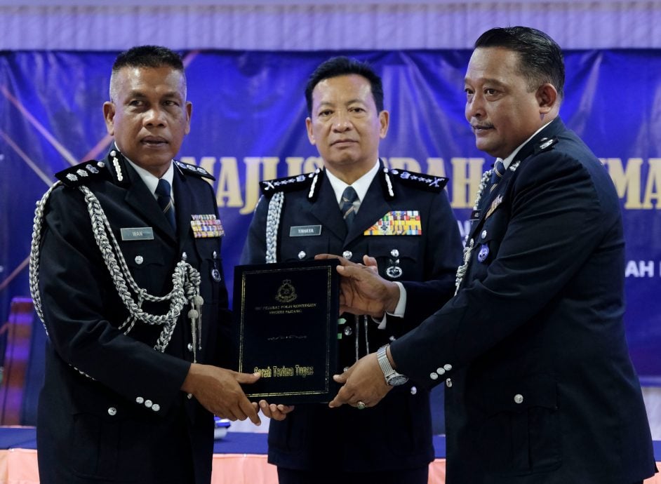 关丹警区主任移交职权，由副主任莫哈末阿德里暂代。