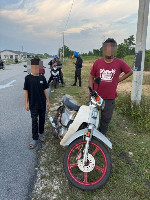 关丹警方“道路流氓”行动，2少年因表演“翘孤轮”危险动作耍帅被捕。