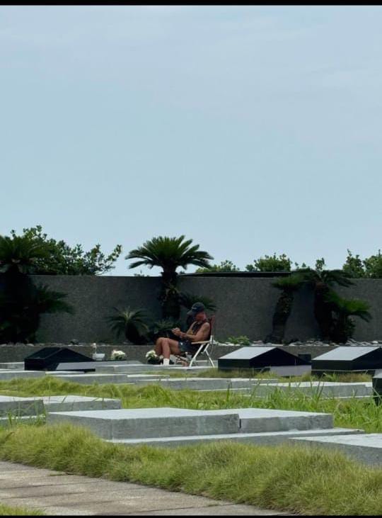 具俊晔烈日中默默守候大S 金宝山哀伤身影惹心疼