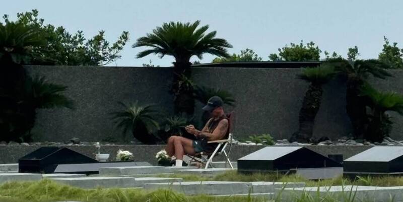 具俊晔独守大S墓地又被目击　　网心疼：他住那边了？