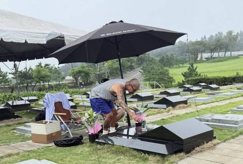 具俊晔独守大S墓地又被目击　　网心疼：他住那边了？