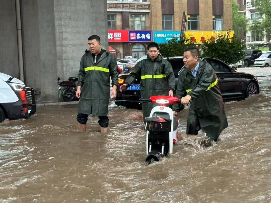 内蒙暴雨破66年最强降水纪录　游客骑完骆驼困沙漠3小时