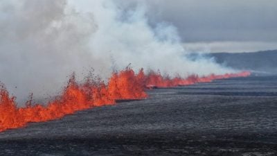 视频|冰岛火山喷发裂缝1000公尺 游客居民急疏散