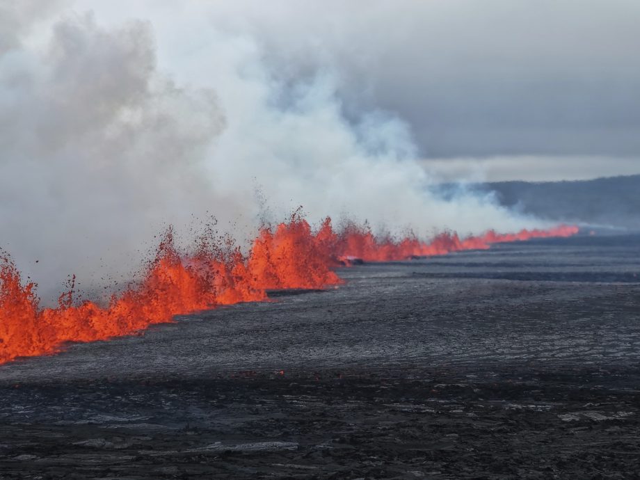 冰岛火山喷发裂缝1000公尺 游客居民急疏散