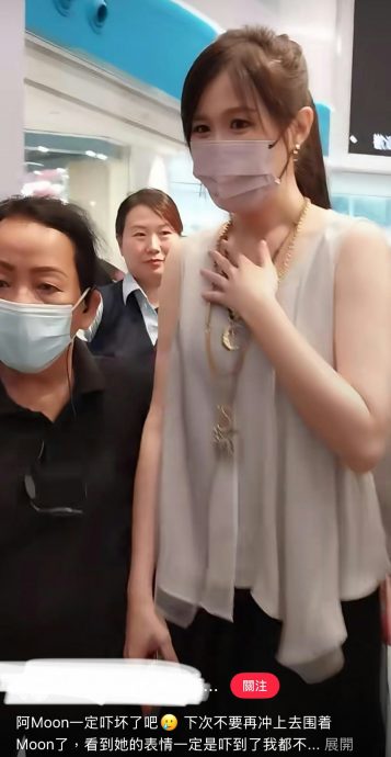 出席活动被粉丝紧抓手臂不放 刘佩玥吓到花容失色