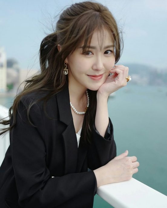 出席活动被粉丝紧抓手臂不放 刘佩玥吓到花容失色