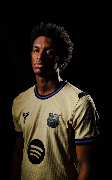 剑鞘标志取代耐克标志  巴塞新队服致敬科比