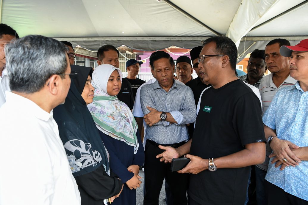 副揆女儿努鲁希达雅收养布特丽齐斯雅。