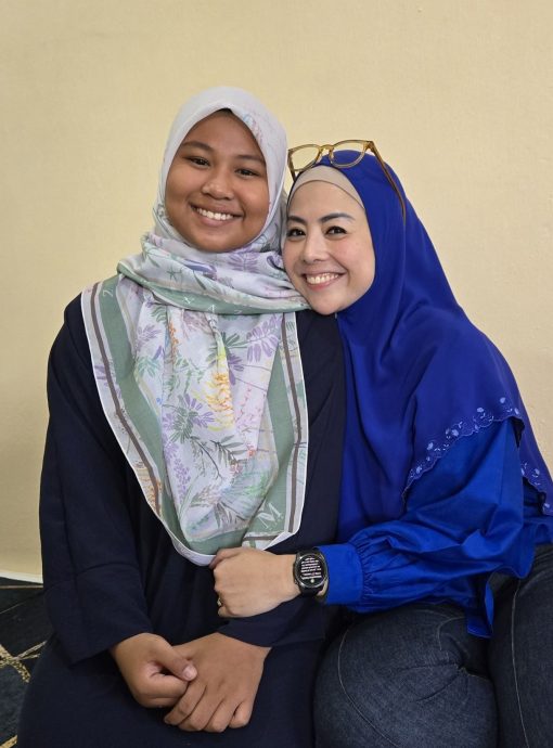 副揆女儿努鲁希达雅收养布特丽齐斯雅。