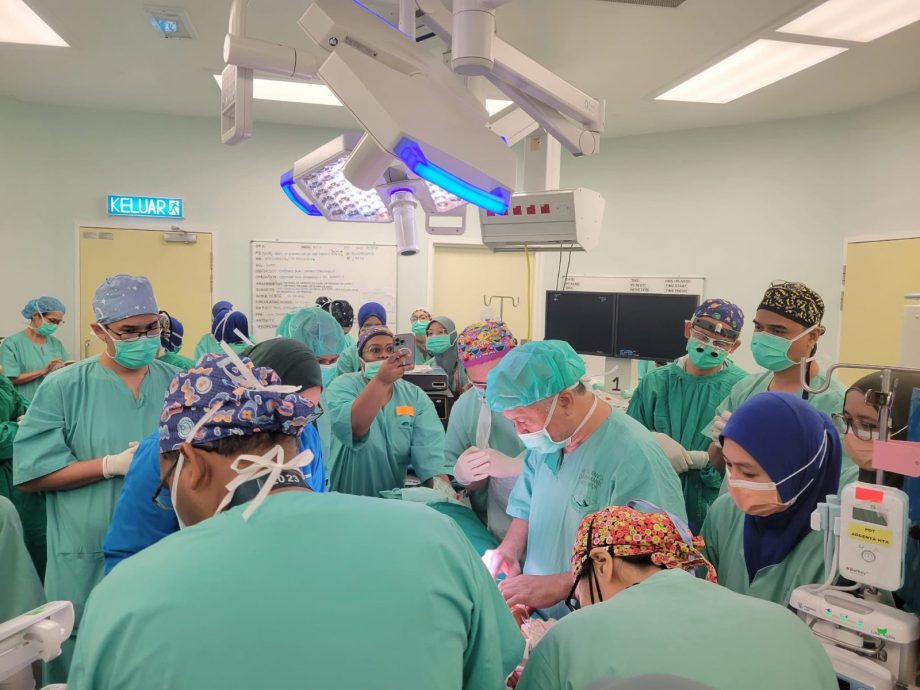 医护团队协力13小时　罕见四足连体婴顺利分割