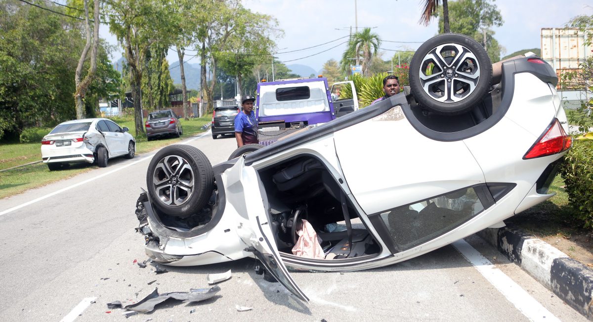医院路两车碰撞 一车四轮朝天 女司机送院