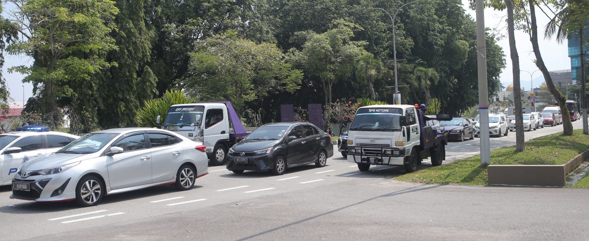 医院路两车碰撞 一车四轮朝天 女司机送院