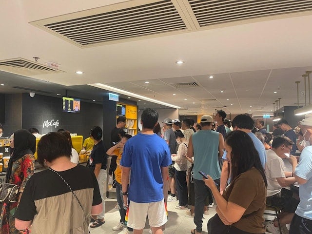 十号风球?使乜惊呀! 港人戏照看吃饭照吃