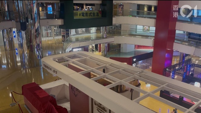 十号风球?使乜惊呀! 港人戏照看吃饭照吃