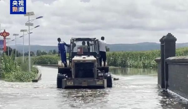 华北多地大暴雨成灾 山西载有12人巴士失联