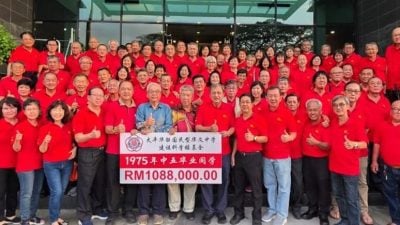 华联华中1975年毕业生聚会 捐母校108.8万建科学楼