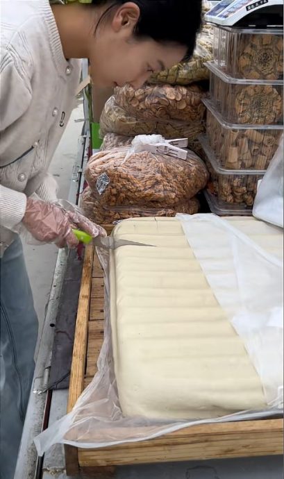 卖菜西施乡村网美15岁出身供养智障父母 感动600万粉丝传年入百万