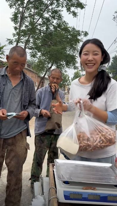 卖菜西施乡村网美15岁出身供养智障父母 感动600万粉丝传年入百万