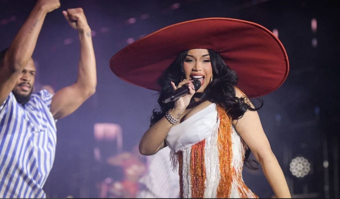 卡蒂碧“砸人麦克风”遭拍卖 受害者不甘被消费提告