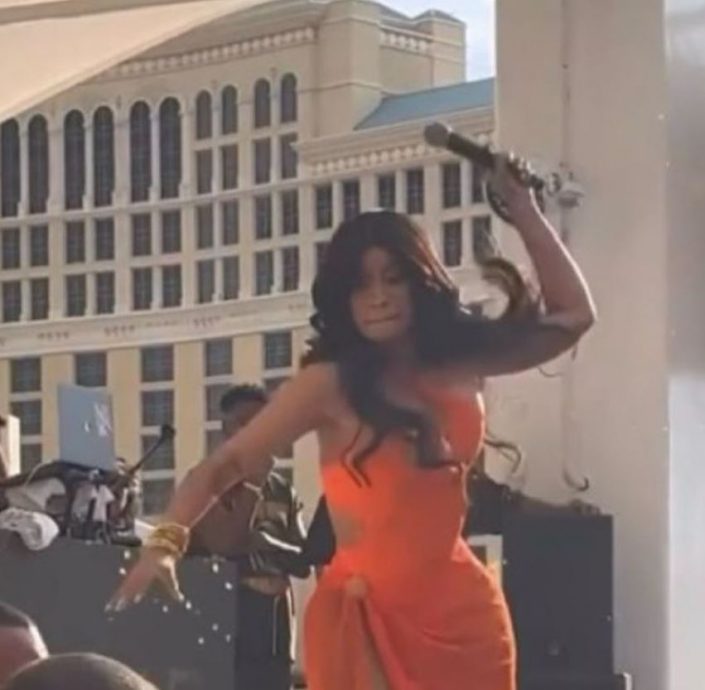 卡蒂碧“砸人麦克风”遭拍卖 受害者不甘被消费提告