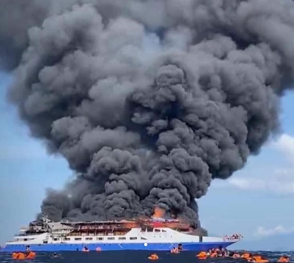 印尼客船大火酿5死 乘客游泳1小时逃生