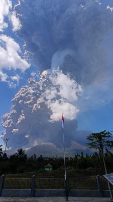 印尼火山猛烈喷发 往返峇厘岛航班取消