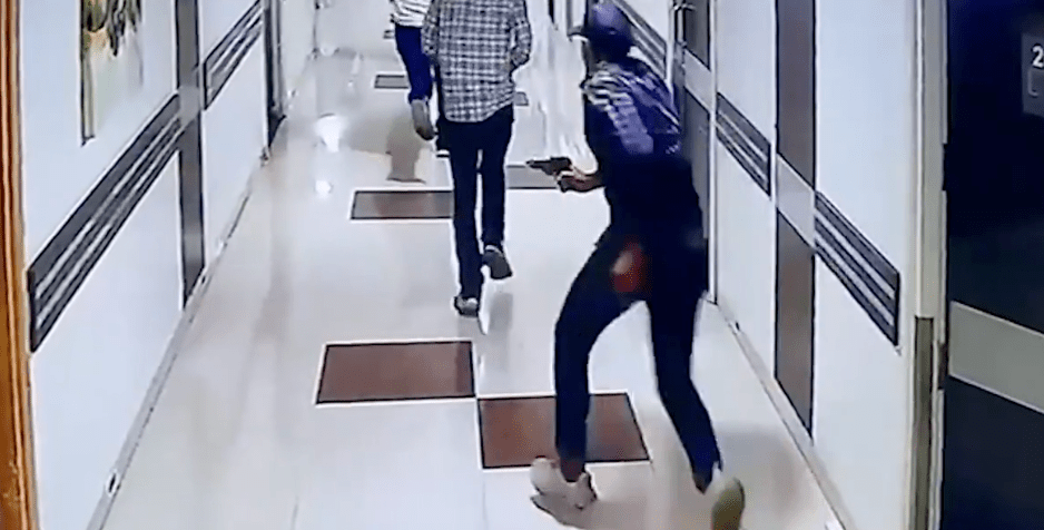 印度5男潜入医院枪杀黑帮仇家 CCTV直击下手过程