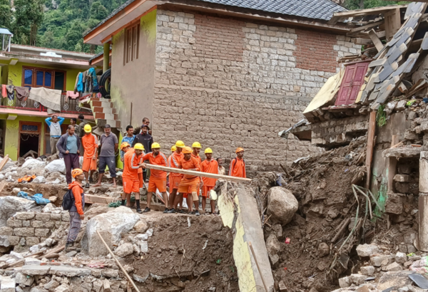 印度暴雨洪灾75死30失踪!民宅汽车被冲走 空拍画面曝光