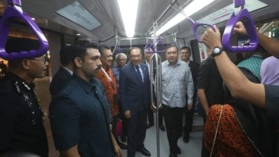 KLIA全新接驳电车启用　安华试乘赞比以前更快