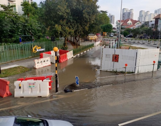 **即时国际**全国：狮城发生路陷  女司机掉坑送院