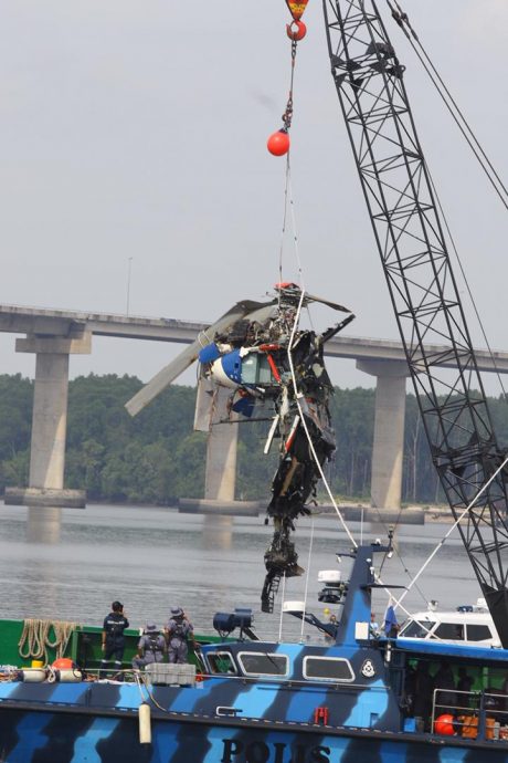 **即时新闻（先供网）**全国：演习直升机坠毁| 机身残骸于中午11时许顺利打捞上岸 