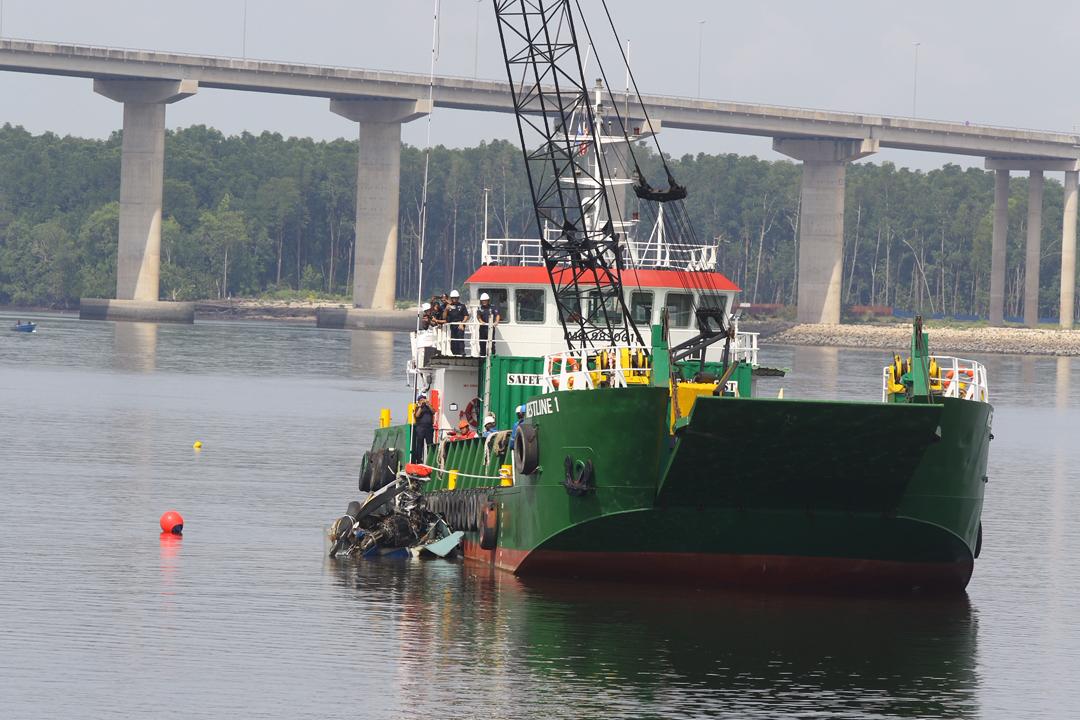 **即时新闻（先供网）**全国：演习直升机坠毁| 机身残骸于中午11时许顺利打捞上岸 